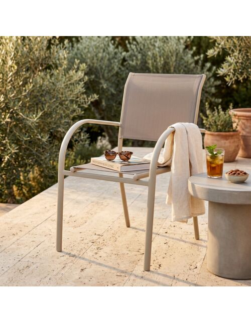 Sedia da giardino STAMFORD con braccioli impilabile – tortora