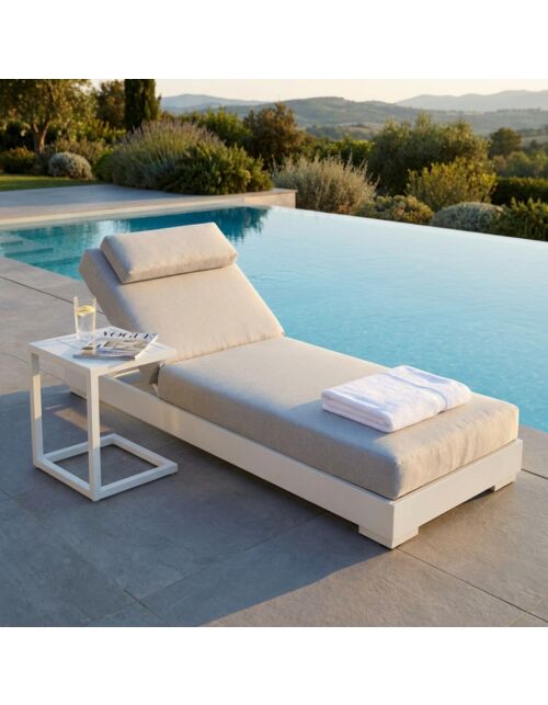 Lettino da giardino BOA VISTA bianco con cuscino grigio chiaro